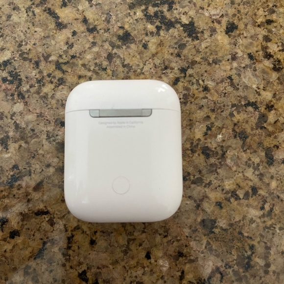 Second generation Apple AirPods - Picture 3 of 7